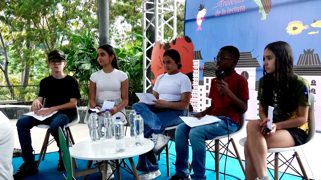 Grupo de niños y niñas poetas participantes del Festival del Libro Infantil