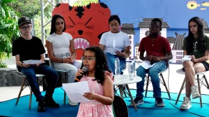 Niña leyendo un poema