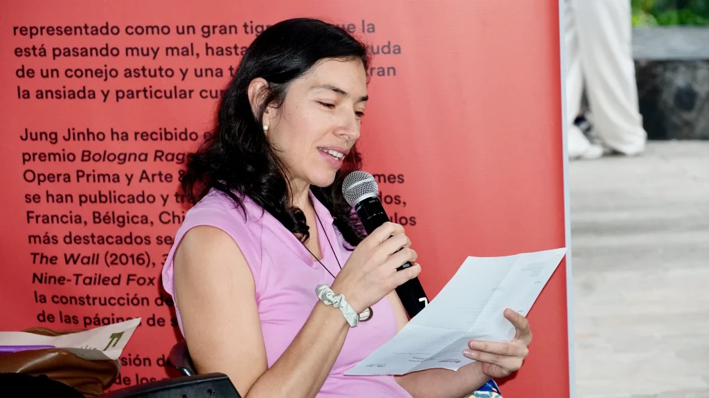 Mujer leyendo un texto