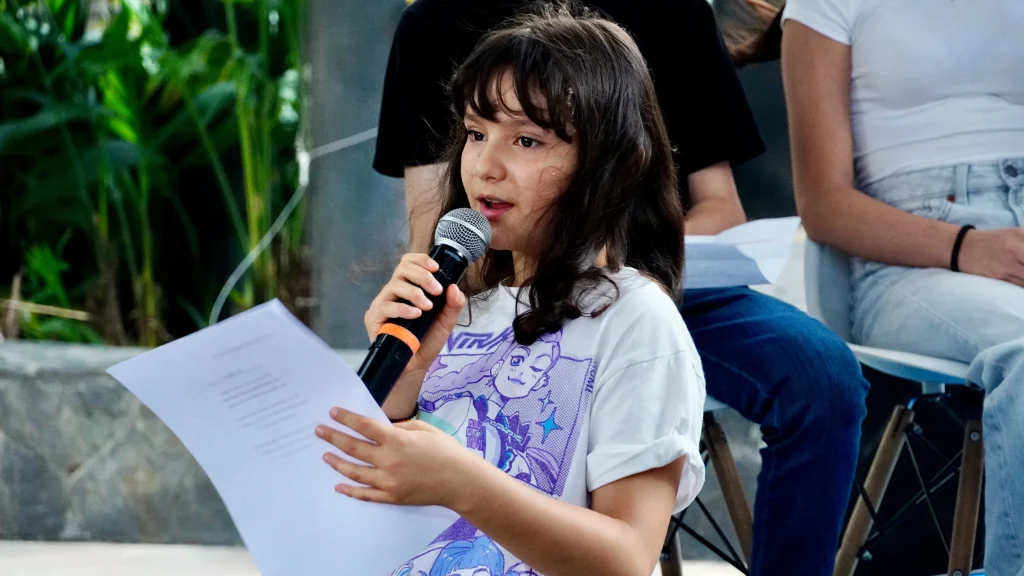 Niña leyendo un poema