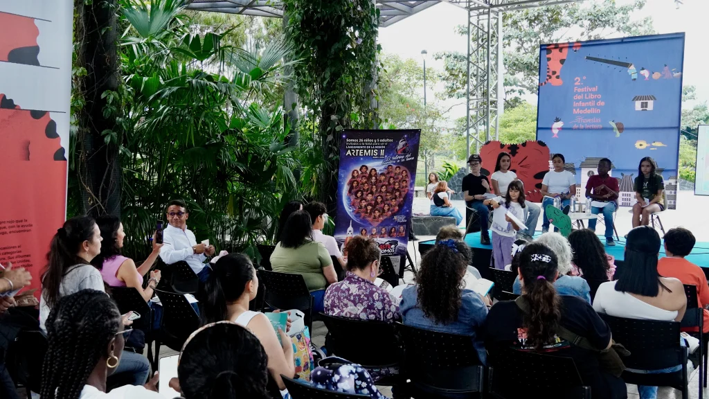 Presentación de niños y niñas poetas en el Festival del Libro Infantil