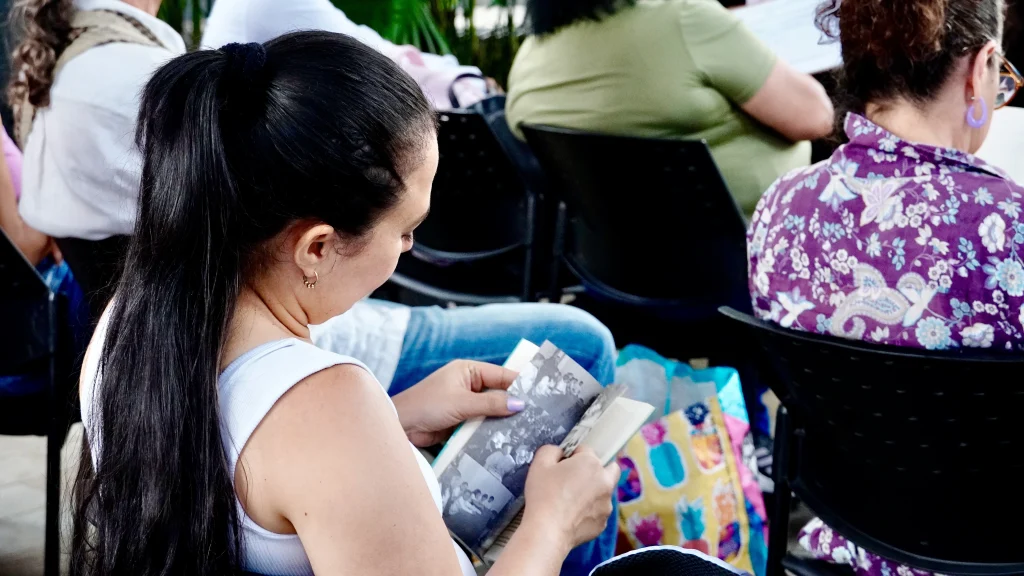 Mujer joven viendo un libro