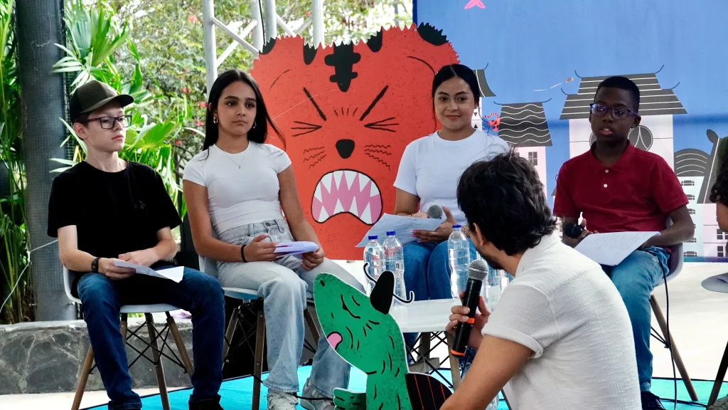 Niños y niñas poetas participantes del Festival del Libro Infantil