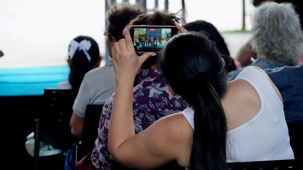 Mujer tomando una foto al grupo de niños y niñas poetas