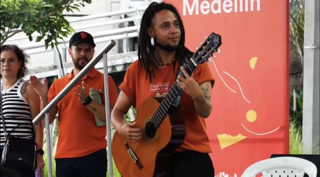 Joven tocando la guitarra en la presentación de Michi Miau en el Festival del Libro Infantil 2026