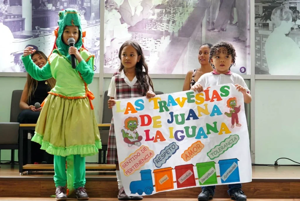Niños haciendo una presentación sobre un libro