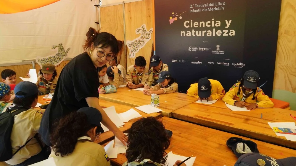 Taller ilustradora Laura Xue - Festival del Libro Infantil de Medellín (2)