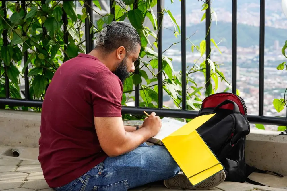 Hombre dibujando en un cuaderno - Parada Juvenil 2026
