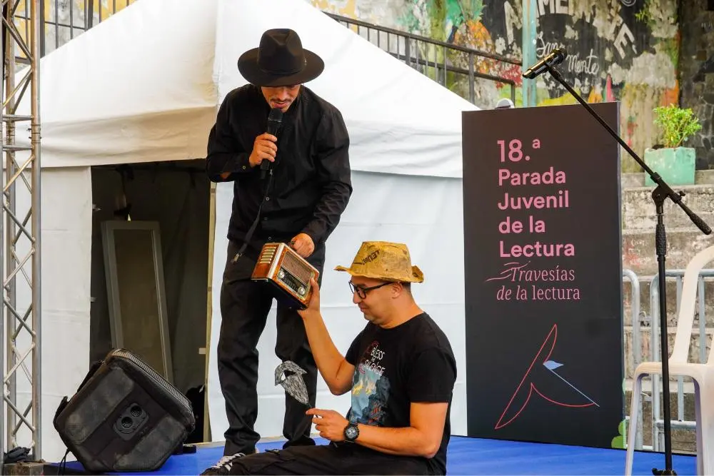 Dos hombres en la Parada Juvenil 2026