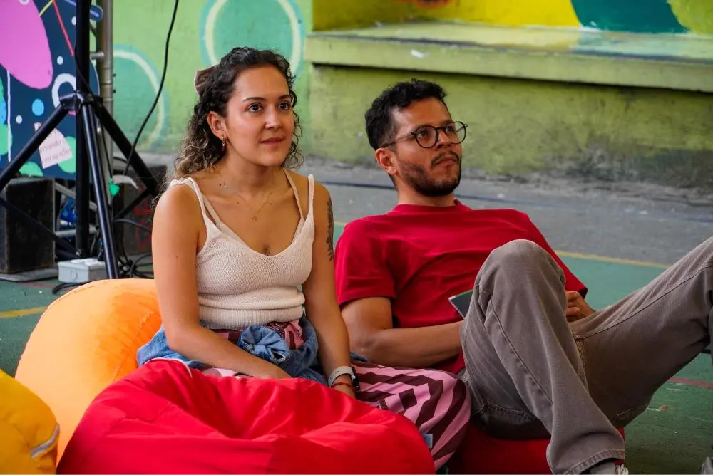 Jóvenes sentados viendo un espectáculo - Parada Juvenil 2026