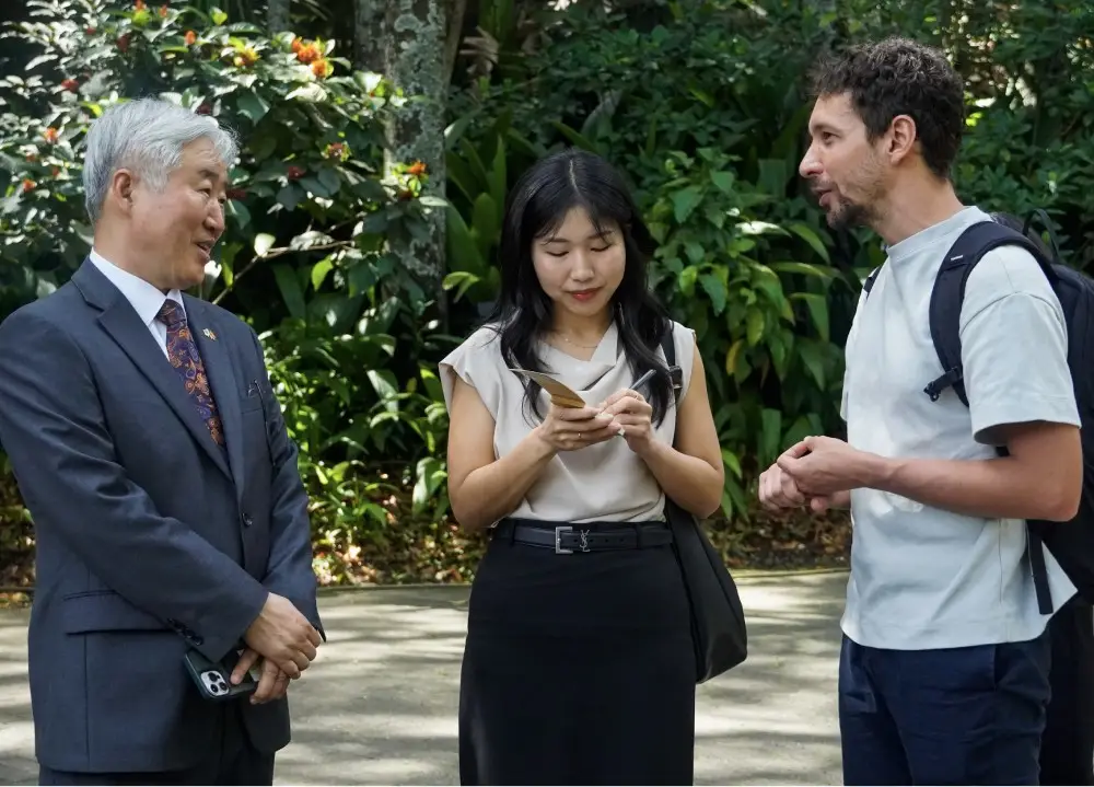 Visita del Embajador de Corea del Sur al Jardín Botánico de Medellín con el equipo de Eventos del Libro (4)