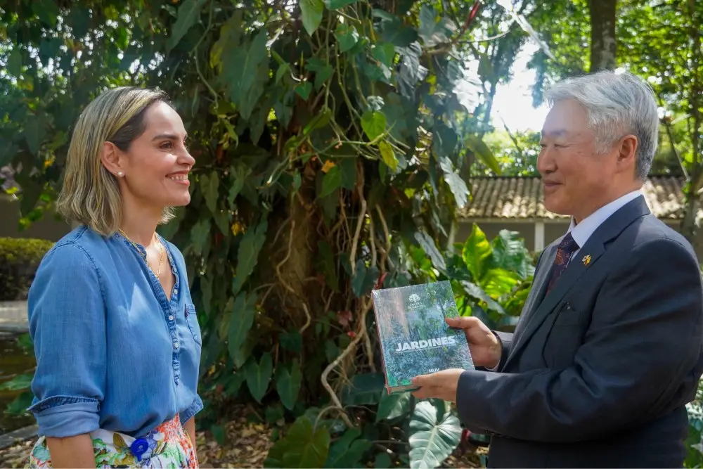 Visita del Embajador de Corea del Sur al Jardín Botánico de Medellín con el equipo de Eventos del Libro (3)