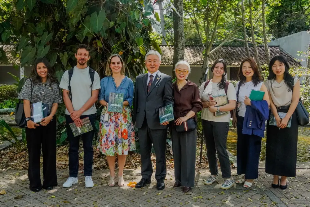 Visita del Embajador de Corea del Sur al Jardín Botánico de Medellín con el equipo de Eventos del Libro (2)