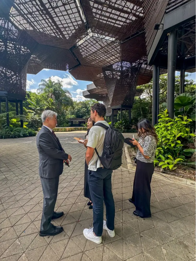 Visita del Embajador de Corea del Sur al Jardín Botánico de Medellín con el equipo de Eventos del Libro