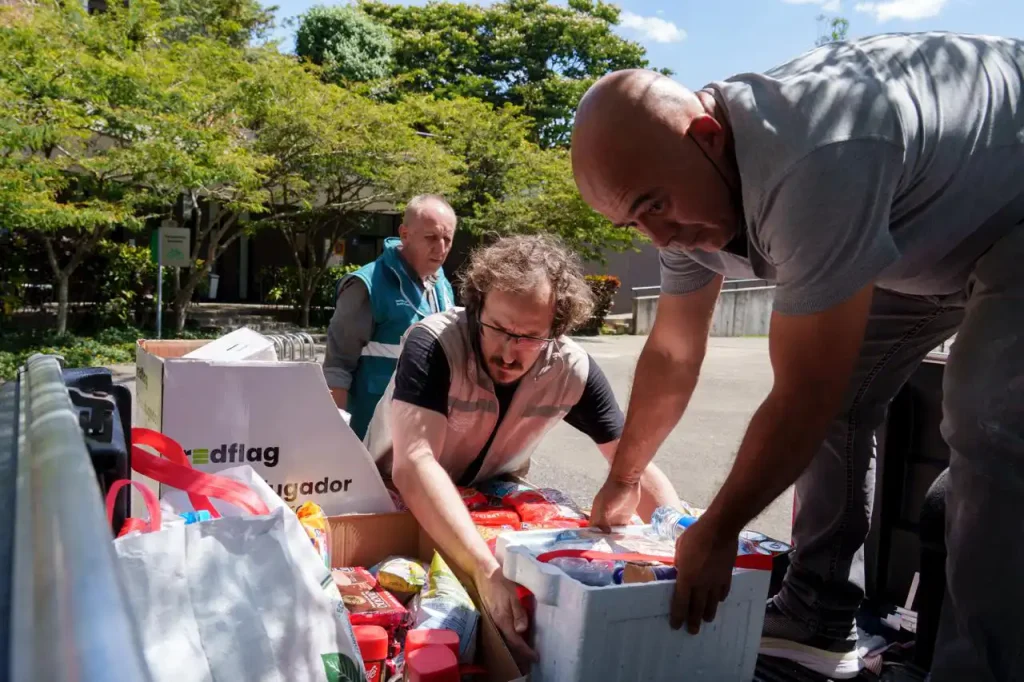 Personas organizando donaciones