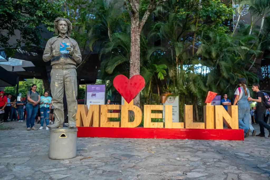 Aviso de Medellín con una estatua humana al lado