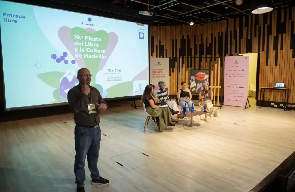Persona realizando interpretación en LSC en una charla de la Fiesta del Libro y la Cultura 2025