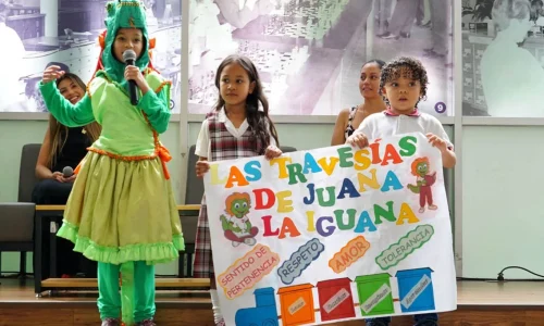 Niños haciendo una presentación sobre un libro