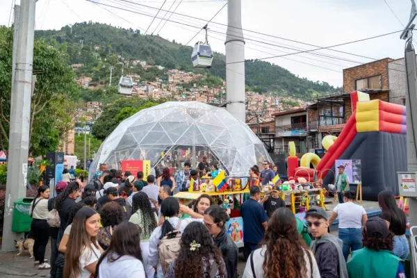 Personas haciendo fila para Libros libres en la Parada Juvenil 2026