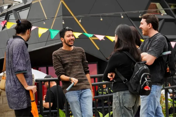 Jóvenes conversando en la Parada Juvenil 2026